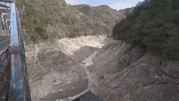 このままだと3月には貯水率が0%に? 愛知･新城市の宇連ダム いまの貯水率は6.8% 水面は満水時より40メートルも低く