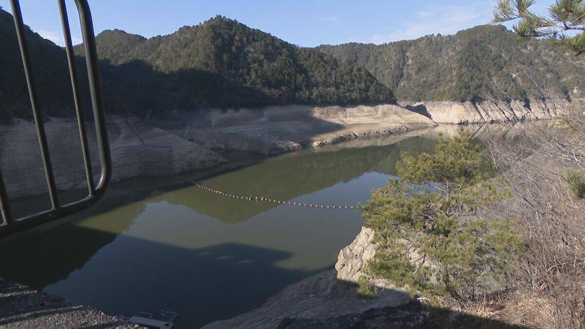 このままだと3月には貯水率が0%に? 愛知･新城市の宇連ダム いまの貯水率は6.8% 水面は満水時より40メートルも低く