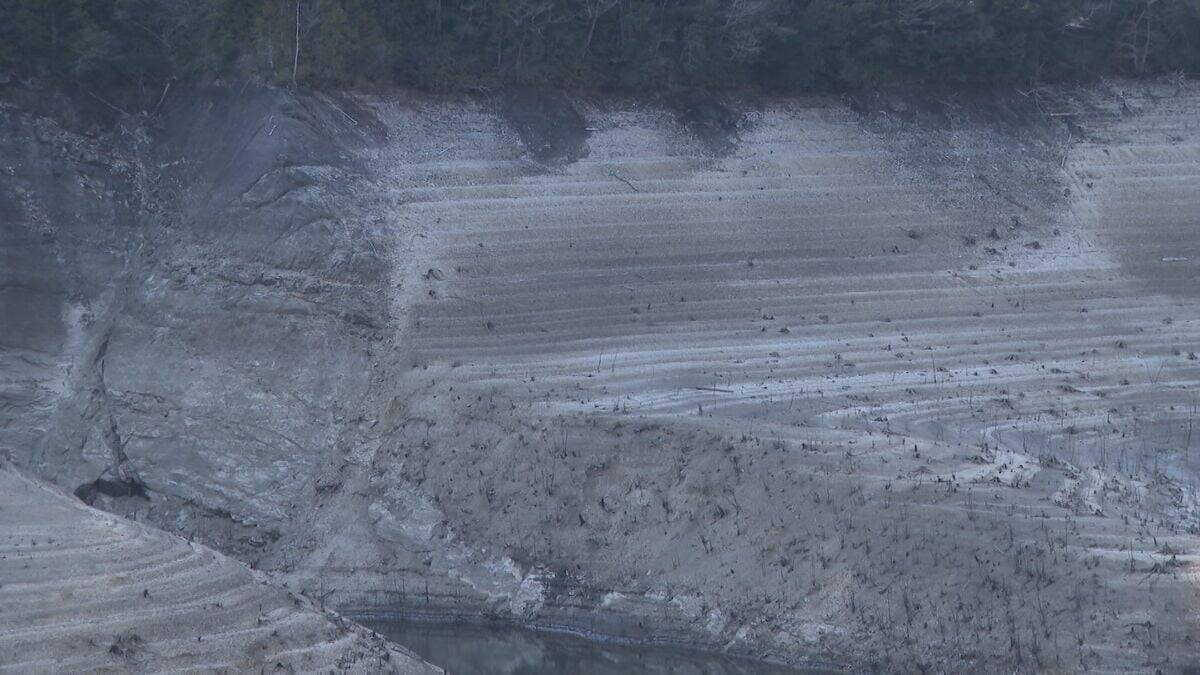 このままだと3月には貯水率が0%に? 愛知･新城市の宇連ダム いまの貯水率は6.8% 水面は満水時より40メートルも低く