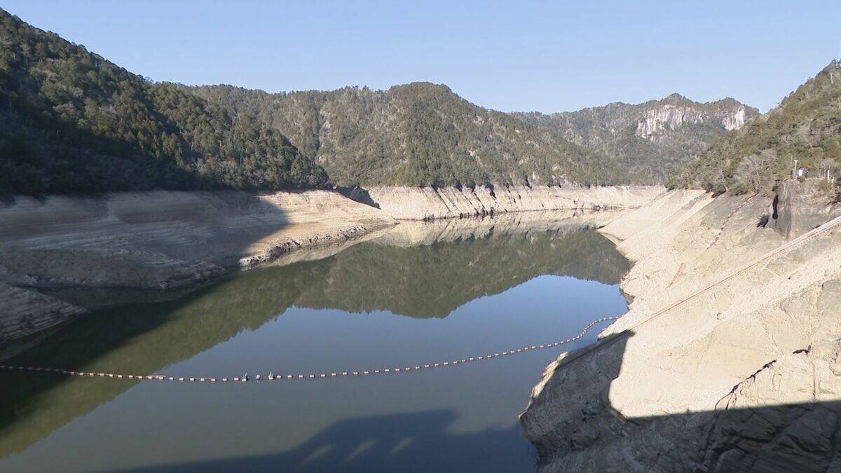 このままだと3月には貯水率が0%に? 愛知･新城市の宇連ダム いまの貯水率は6.8% 水面は満水時より40メートルも低く