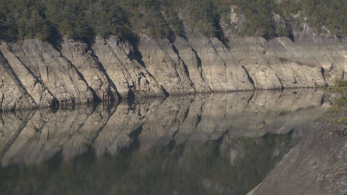 このままだと3月には貯水率が0%に? 愛知･新城市の宇連ダム いまの貯水率は6.8% 水面は満水時より40メートルも低く