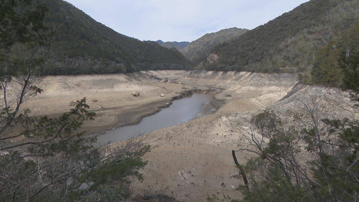 このままだと3月には貯水率が0%に? 愛知･新城市の宇連ダム いまの貯水率は6.8% 水面は満水時より40メートルも低く