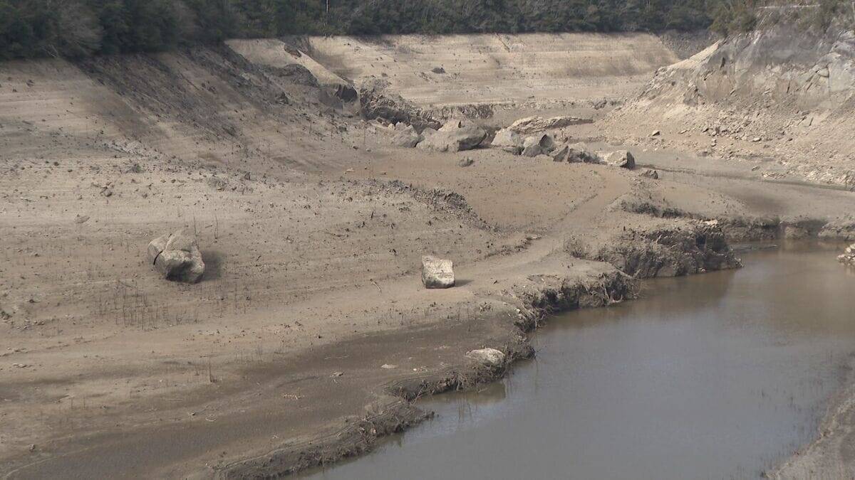 このままだと3月には貯水率が0%に? 愛知･新城市の宇連ダム いまの貯水率は6.8% 水面は満水時より40メートルも低く