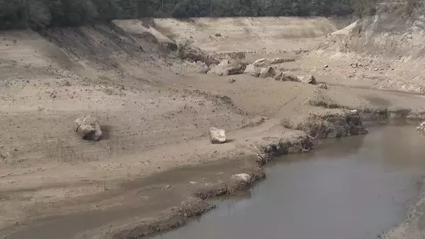 「このままだと3月には貯水率が0%に? 愛知･新城市の宇連ダム いまの貯水率は6.8% 水面は満水時より40メートルも低く」の画像