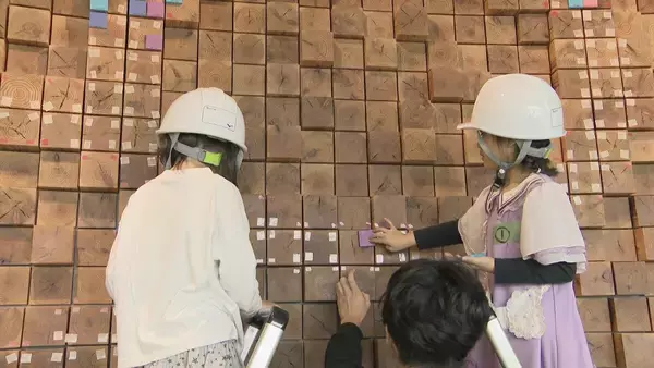 子どもたちがウォールアートに挑戦 思い思いに色付けした木片でロゴが完成 リニューアルした名古屋のパロマ瑞穂スタジアム併設の総合案内所のオープン記念イベント