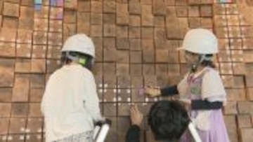 子どもたちがウォールアートに挑戦 思い思いに色付けした木片でロゴが完成 リニューアルした名古屋のパロマ瑞穂スタジアム併設の総合案内所のオープン記念イベント