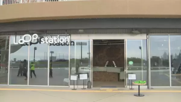 「子どもたちがウォールアートに挑戦 思い思いに色付けした木片でロゴが完成 リニューアルした名古屋のパロマ瑞穂スタジアム併設の総合案内所のオープン記念イベント」の画像