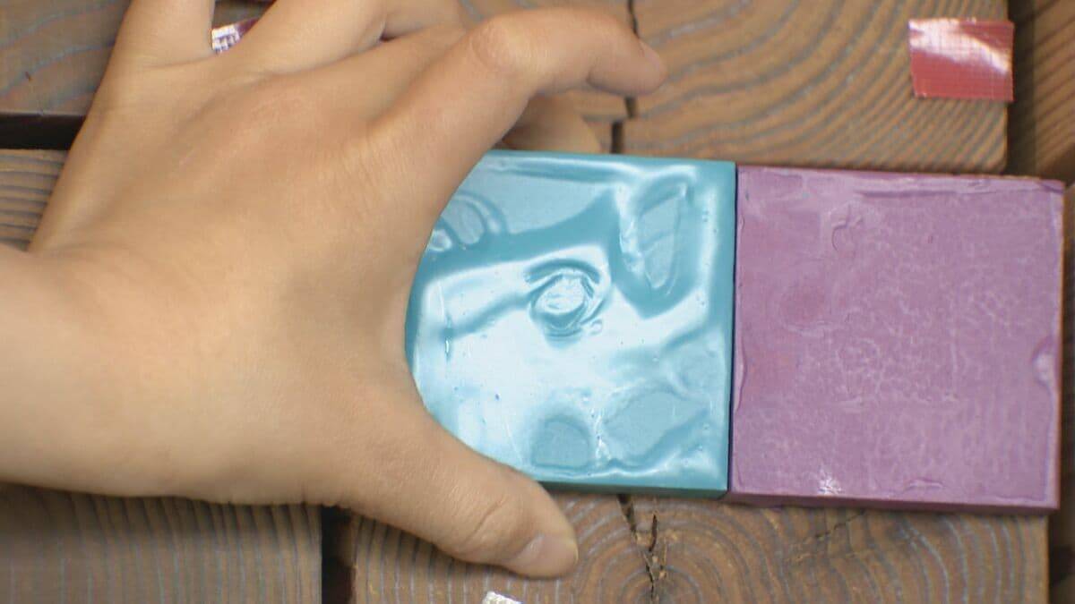 子どもたちがウォールアートに挑戦 思い思いに色付けした木片でロゴが完成 リニューアルした名古屋のパロマ瑞穂スタジアム併設の総合案内所のオープン記念イベント