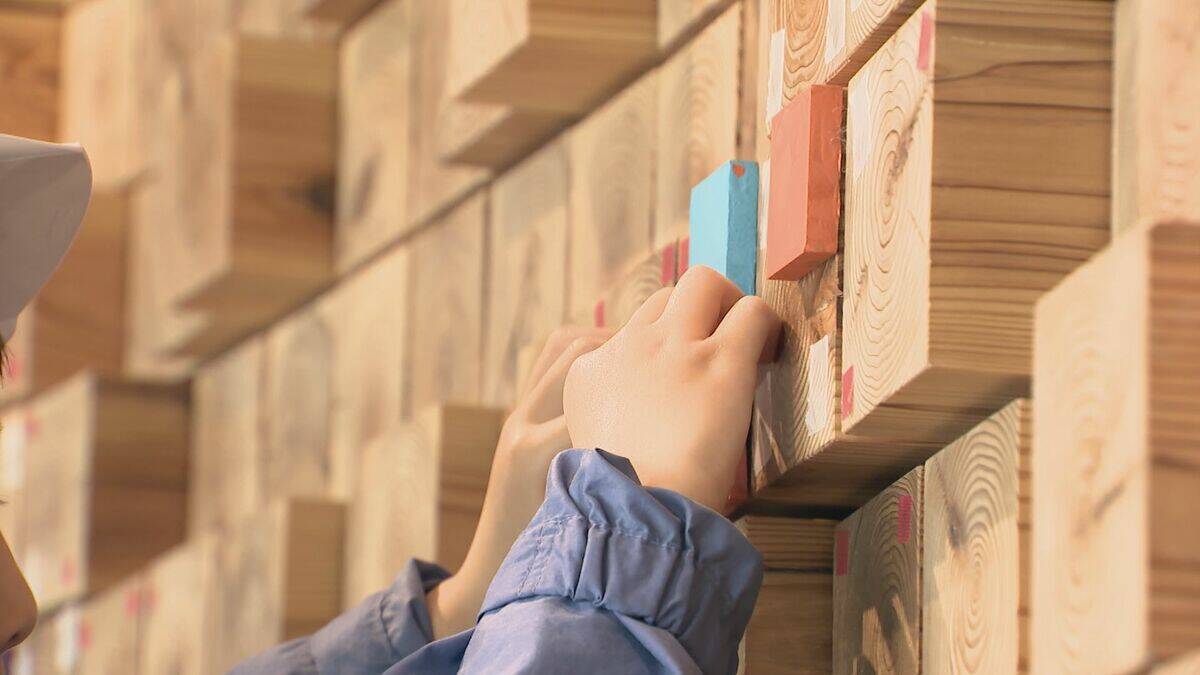 子どもたちがウォールアートに挑戦 思い思いに色付けした木片でロゴが完成 リニューアルした名古屋のパロマ瑞穂スタジアム併設の総合案内所のオープン記念イベント