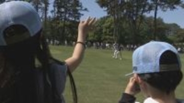 子どもたちがプロゴルファーのプレーやテレビ中継の裏側を見学 「中日クラウンズ」の会場でジュニア観戦ツアー 愛知・東郷町