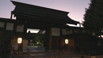 涼しい夜に楽しむ陣屋前“夜市”　ライトアップされた広場・みたらし団子や綿菓子に「紙絵馬」も…岐阜・高山