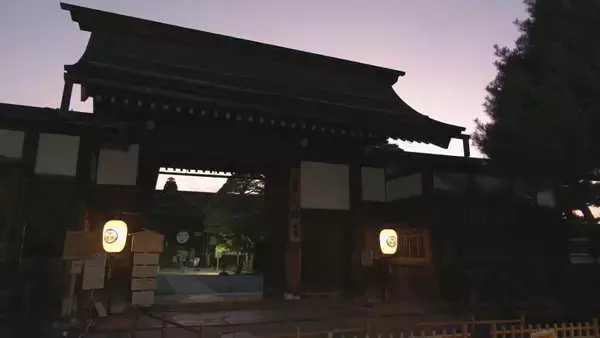 涼しい夜に楽しむ陣屋前“夜市”　ライトアップされた広場・みたらし団子や綿菓子に「紙絵馬」も…岐阜・高山