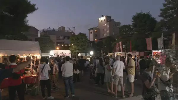 「涼しい夜に楽しむ陣屋前“夜市”　ライトアップされた広場・みたらし団子や綿菓子に「紙絵馬」も…岐阜・高山」の画像