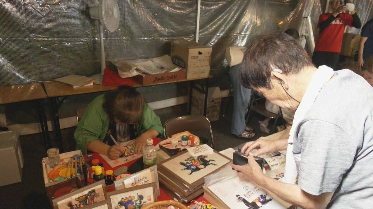 涼しい夜に楽しむ陣屋前“夜市”　ライトアップされた広場・みたらし団子や綿菓子に「紙絵馬」も…岐阜・高山