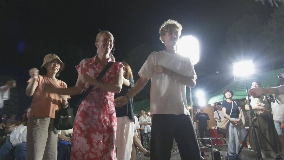 涼しい夜に楽しむ陣屋前“夜市”　ライトアップされた広場・みたらし団子や綿菓子に「紙絵馬」も…岐阜・高山