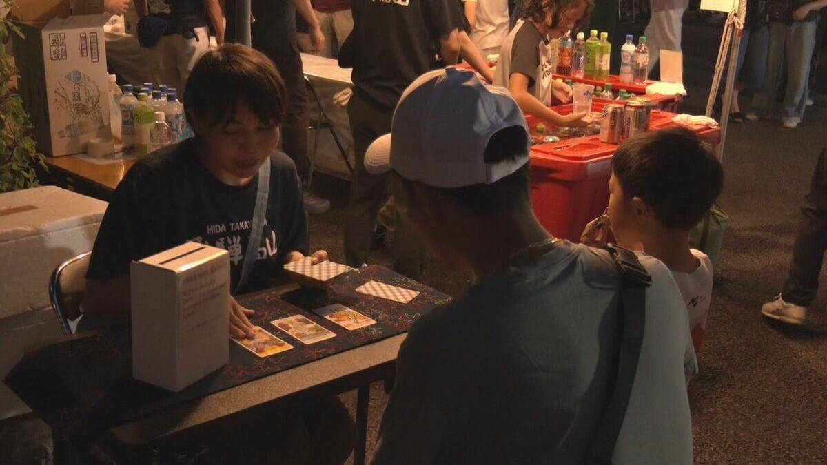 涼しい夜に楽しむ陣屋前“夜市”　ライトアップされた広場・みたらし団子や綿菓子に「紙絵馬」も…岐阜・高山