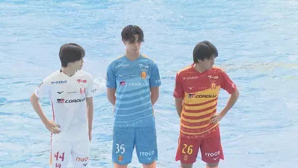 名古屋港水族館のシャチ「リン」の前で 名古屋グランパスの選手が“特別ユニフォーム”を披露 シャチをモチーフにしたデザイン 来年2月から始まる「明治安田J1百年構想リーグ」で着用