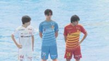 名古屋港水族館のシャチ「リン」の前で 名古屋グランパスの選手が“特別ユニフォーム”を披露 シャチをモチーフにしたデザイン 来年2月から始まる「明治安田J1百年構想リーグ」で着用