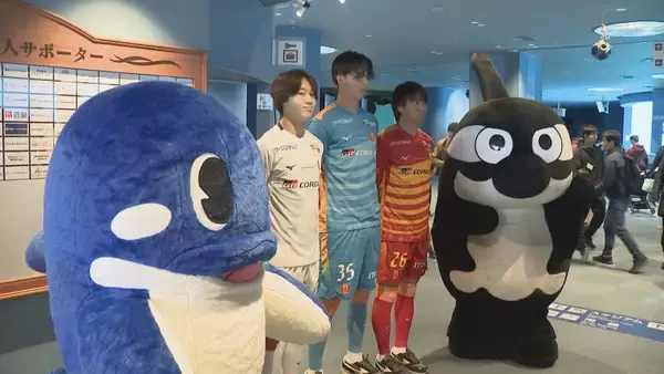 「名古屋港水族館のシャチ「リン」の前で 名古屋グランパスの選手が“特別ユニフォーム”を披露 シャチをモチーフにしたデザイン 来年2月から始まる「明治安田J1百年構想リーグ」で着用」の画像