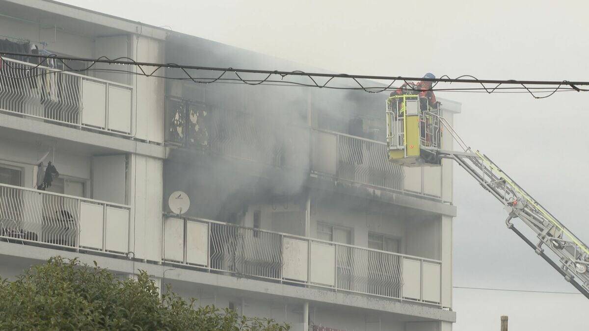 「爆発音がして黒い煙が…」5階建て共同住宅の4階で火事 1人死亡 5階の部屋に住む女性2人が煙吸って搬送 愛知・豊明市