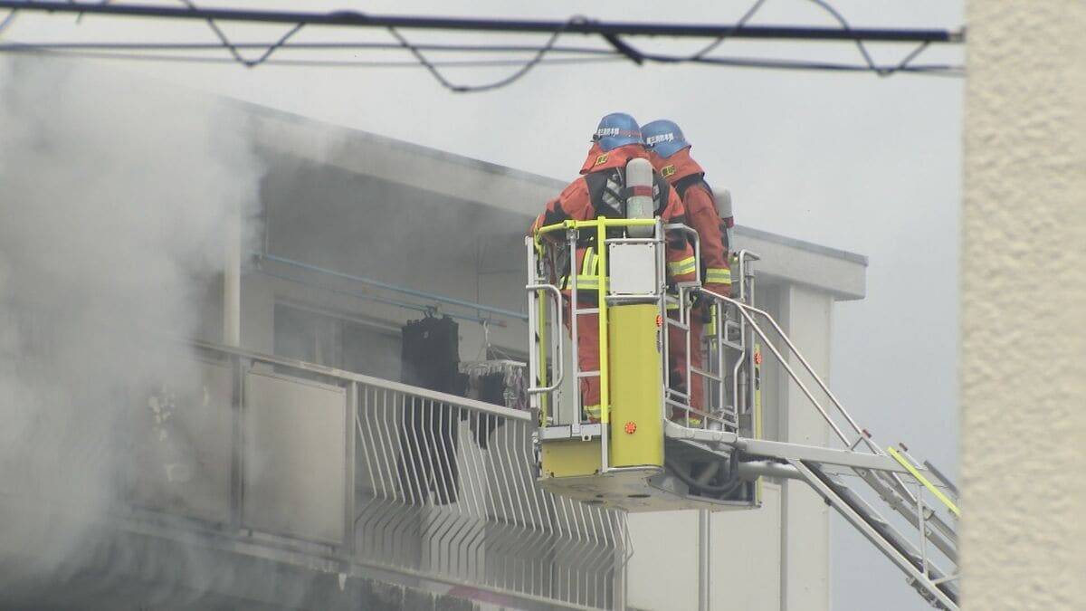 「爆発音がして黒い煙が…」5階建て共同住宅の4階で火事 1人死亡 5階の部屋に住む女性2人が煙吸って搬送 愛知・豊明市
