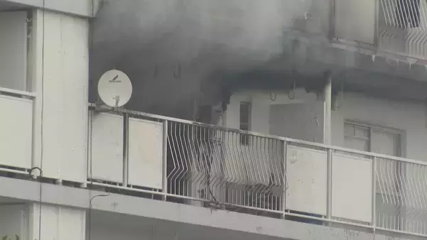 「「爆発音がして黒い煙が…」5階建て共同住宅の4階で火事 1人死亡 5階の部屋に住む女性2人が煙吸って搬送 愛知・豊明市」の画像