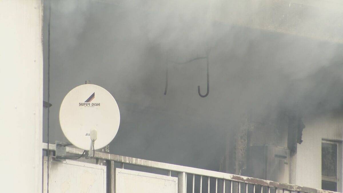「爆発音がして黒い煙が…」5階建て共同住宅の4階で火事 1人死亡 5階の部屋に住む女性2人が煙吸って搬送 愛知・豊明市