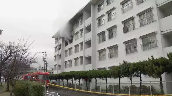 「「爆発音がして黒い煙が…」5階建て共同住宅の4階で火事 1人死亡 5階の部屋に住む女性2人が煙吸って搬送 愛知・豊明市」の画像