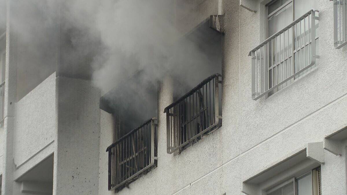 「爆発音がして黒い煙が…」5階建て共同住宅の4階で火事 1人死亡 5階の部屋に住む女性2人が煙吸って搬送 愛知・豊明市
