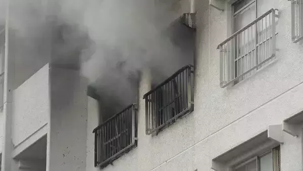 「「爆発音がして黒い煙が…」5階建て共同住宅の4階で火事 1人死亡 5階の部屋に住む女性2人が煙吸って搬送 愛知・豊明市」の画像