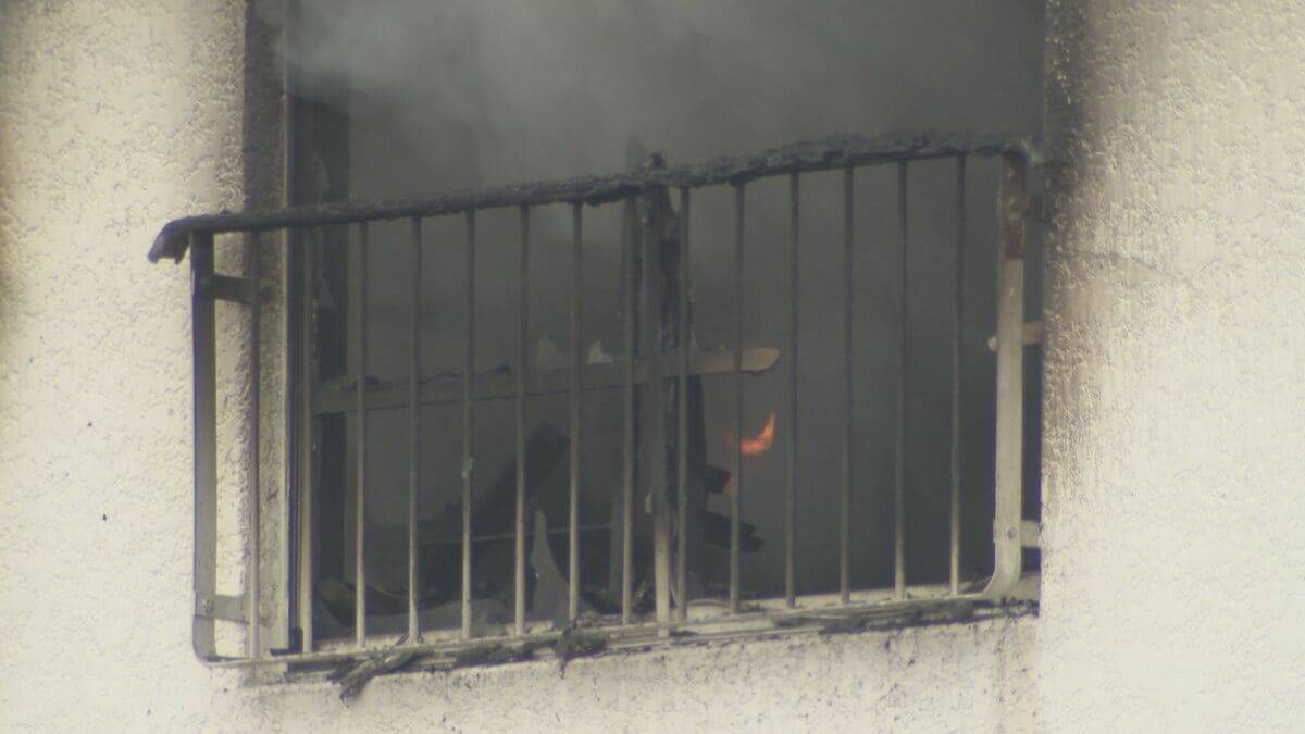「爆発音がして黒い煙が…」5階建て共同住宅の4階で火事 1人死亡 5階の部屋に住む女性2人が煙吸って搬送 愛知・豊明市