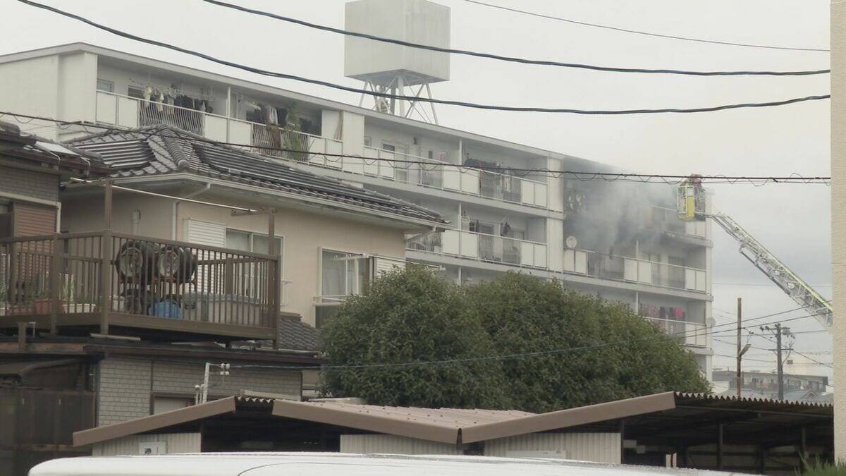 「爆発音がして黒い煙が…」5階建て共同住宅の4階で火事 1人死亡 5階の部屋に住む女性2人が煙吸って搬送 愛知・豊明市