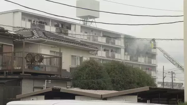 「「爆発音がして黒い煙が…」5階建て共同住宅の4階で火事 1人死亡 5階の部屋に住む女性2人が煙吸って搬送 愛知・豊明市」の画像