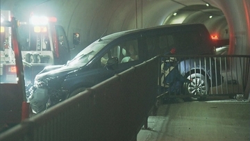 トンネル内で軽乗用車と乗用車が正面衝突 6人けがも命に別状なし センターラインをはみ出したか