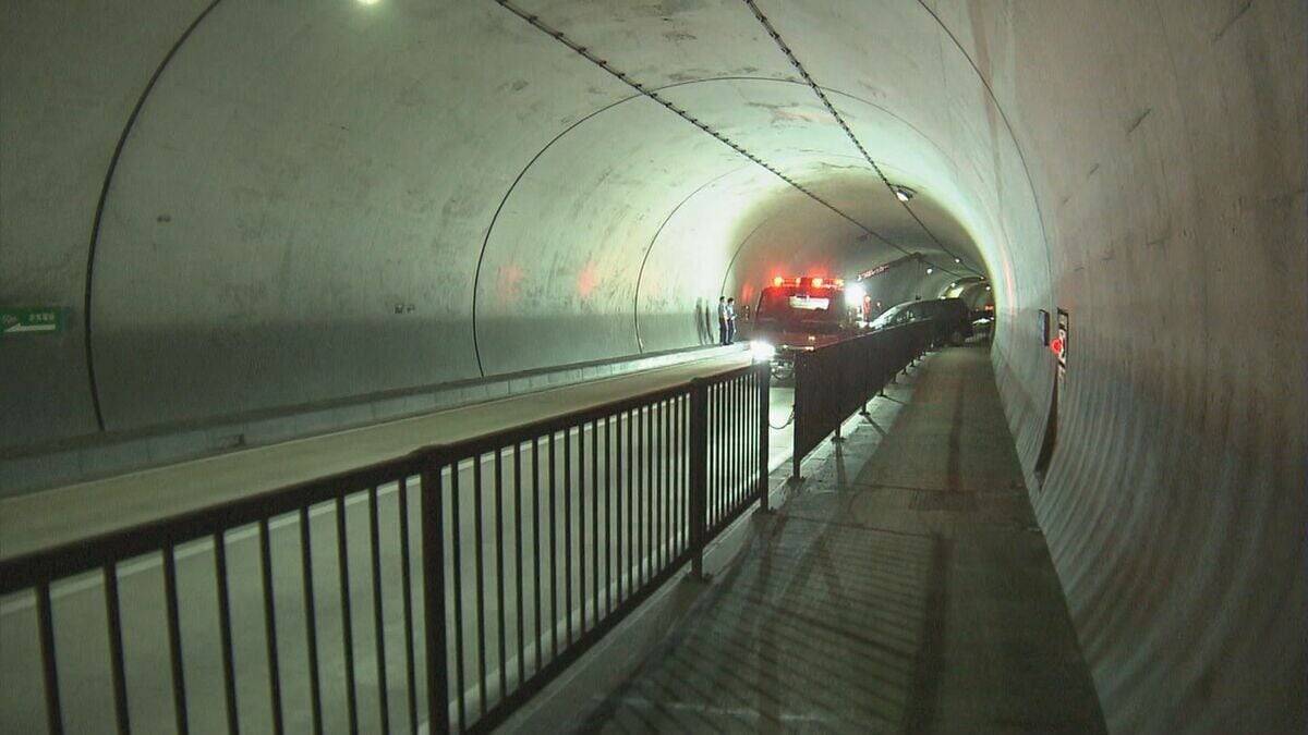 トンネル内で軽乗用車と乗用車が正面衝突 6人けがも命に別状なし センターラインをはみ出したか
