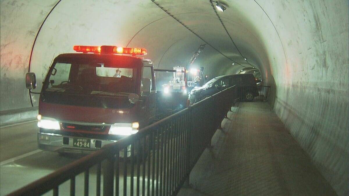 トンネル内で軽乗用車と乗用車が正面衝突 6人けがも命に別状なし センターラインをはみ出したか