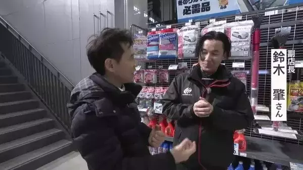 「名古屋でも積雪か ｢急いで慌てて…｣ カー用品店に駆け込み続々 取り付けやすい布製チェーンの需要増 冬用タイヤの交換に来た人も」の画像