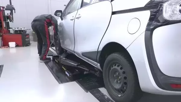 「名古屋でも積雪か ｢急いで慌てて…｣ カー用品店に駆け込み続々 取り付けやすい布製チェーンの需要増 冬用タイヤの交換に来た人も」の画像