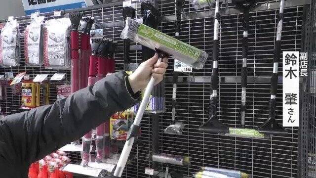名古屋でも積雪か ｢急いで慌てて…｣ カー用品店に駆け込み続々 取り付けやすい布製チェーンの需要増 冬用タイヤの交換に来た人も