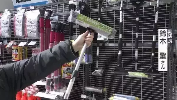 「名古屋でも積雪か ｢急いで慌てて…｣ カー用品店に駆け込み続々 取り付けやすい布製チェーンの需要増 冬用タイヤの交換に来た人も」の画像