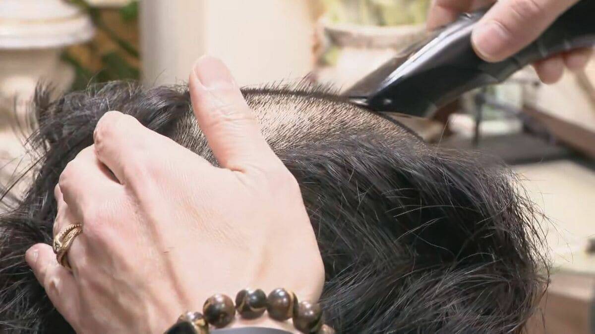 国府宮はだか祭 “神男”の26歳会社員 眉毛以外の毛を剃って“生まれたままの姿”に ｢より一層気が引き締まる思い｣ 愛知･稲沢市