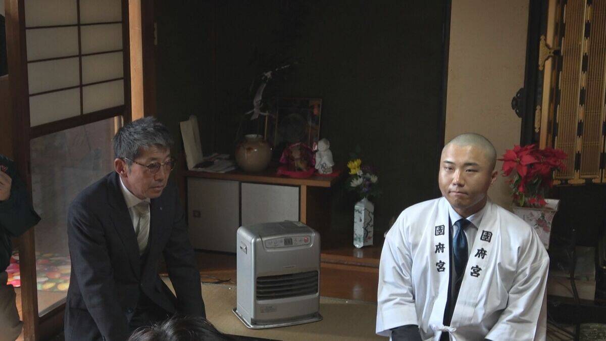 国府宮はだか祭 “神男”の26歳会社員 眉毛以外の毛を剃って“生まれたままの姿”に ｢より一層気が引き締まる思い｣ 愛知･稲沢市