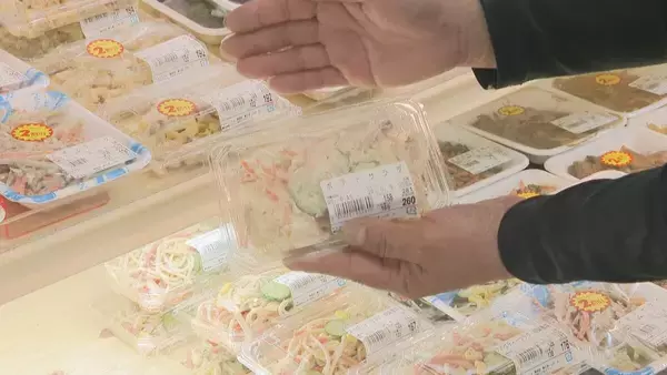 “ナフサ不足”でパッケージを変えるスーパーも 肉や魚などを入れる透明のビニール袋も入荷未定｢最終手段は新聞紙｣