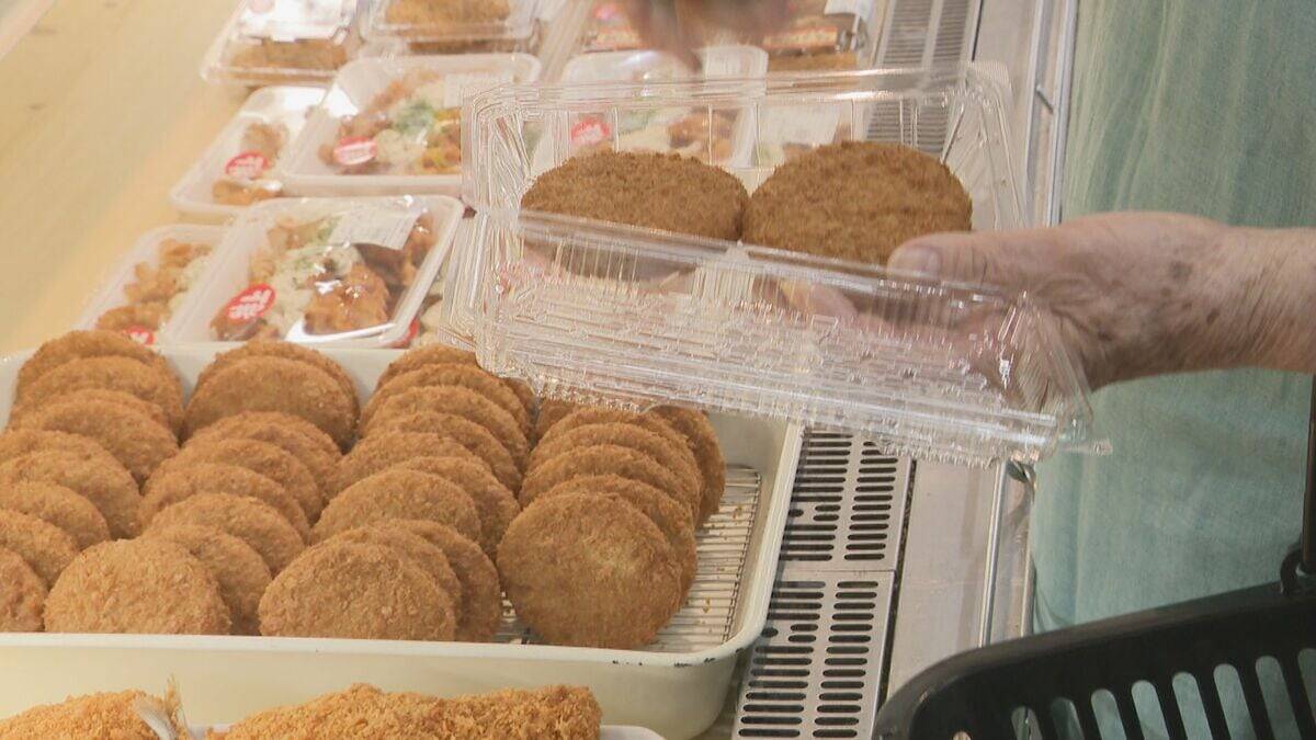 “ナフサ不足”でパッケージを変えるスーパーも 肉や魚などを入れる透明のビニール袋も入荷未定｢最終手段は新聞紙｣