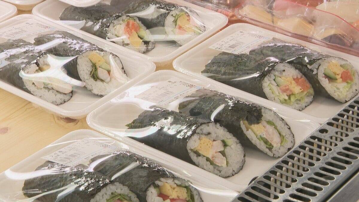 “ナフサ不足”でパッケージを変えるスーパーも 肉や魚などを入れる透明のビニール袋も入荷未定｢最終手段は新聞紙｣