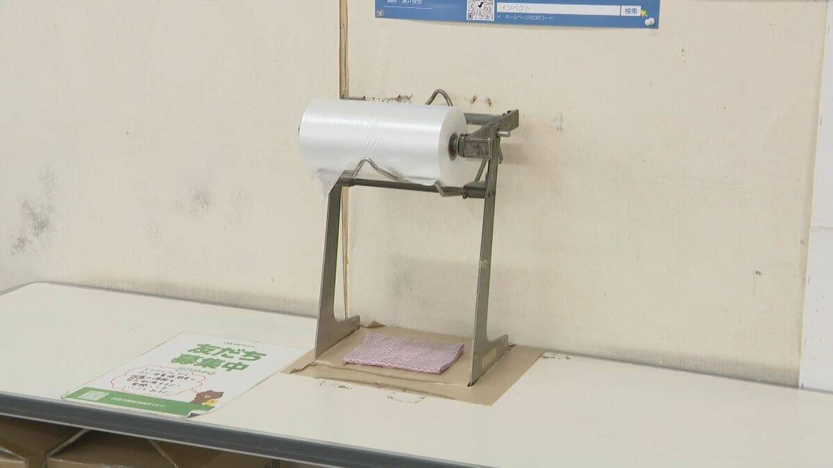 “ナフサ不足”でパッケージを変えるスーパーも 肉や魚などを入れる透明のビニール袋も入荷未定｢最終手段は新聞紙｣