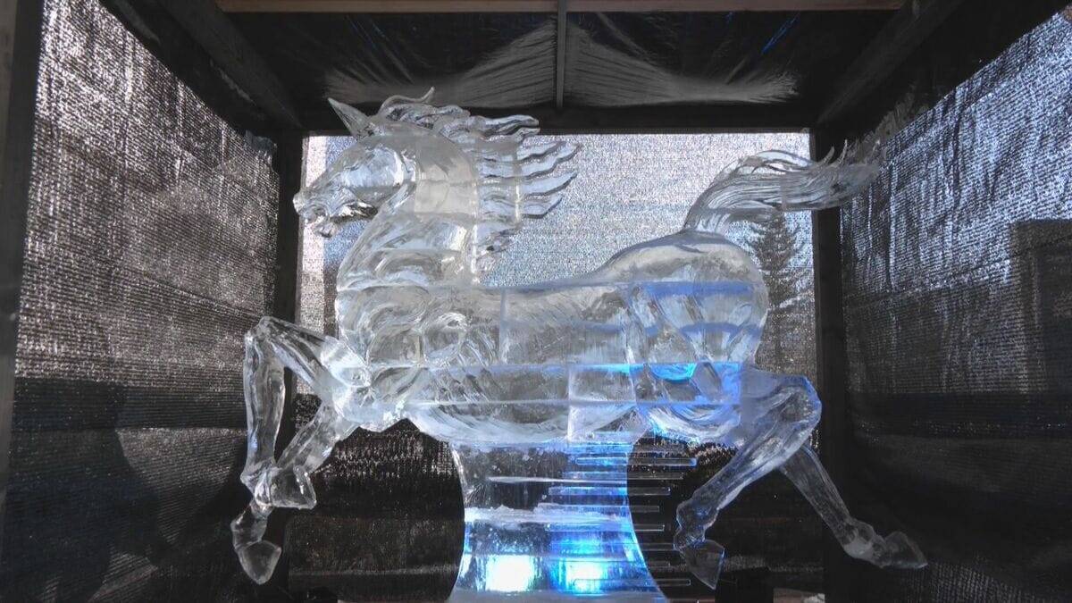 “躍動感のあるウマ”や“さるぼぼ”など…ホテルの調理師たちが手掛けた大小さまざな氷の彫刻を展示『氷と灯りの祭典』 岐阜・高山市　
