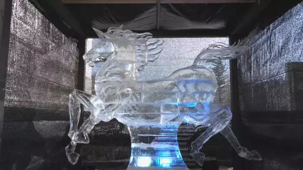 「“躍動感のあるウマ”や“さるぼぼ”など…ホテルの調理師たちが手掛けた大小さまざな氷の彫刻を展示『氷と灯りの祭典』 岐阜・高山市　」の画像