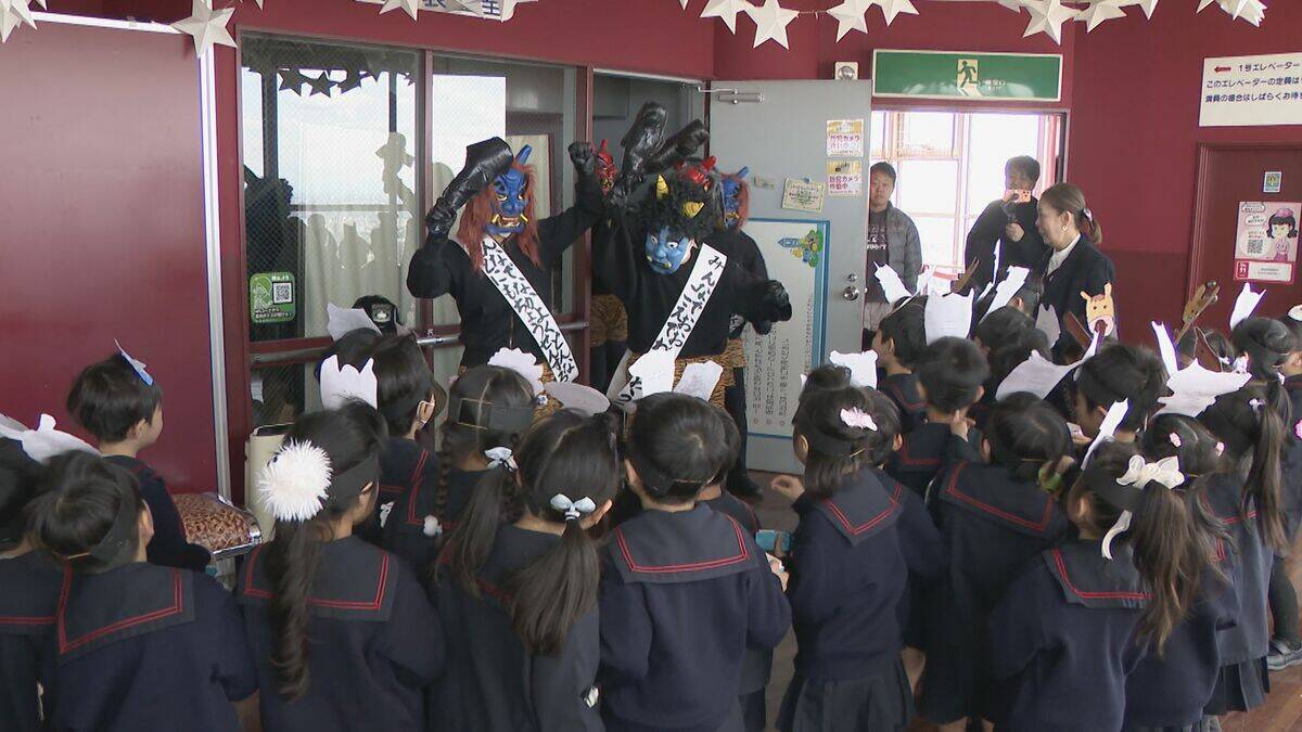 節分のきょう各地で豆まき 三重･桑名市の多度大社では福男･福女約80人が参拝客に豆をまく… 東山スカイタワーでは園児たちが鬼退治