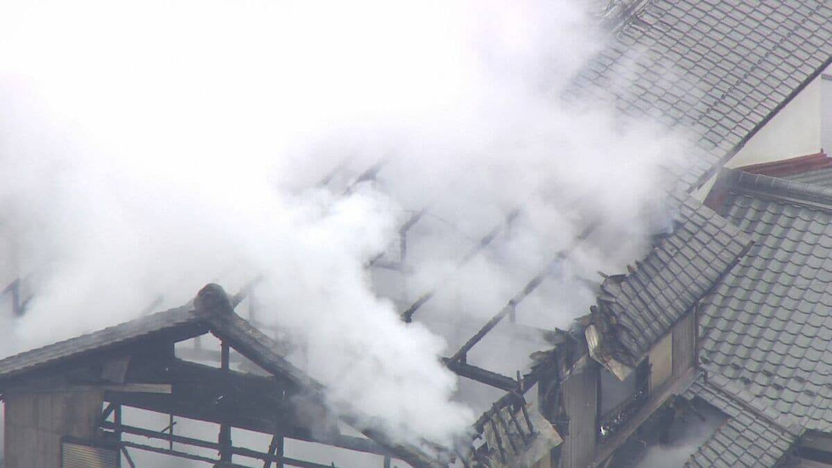 ｢ヒーターに触れていた布が燃えた｣ 木造2階建て住宅で火事 近隣住宅3棟にも延焼 岐阜･笠松町